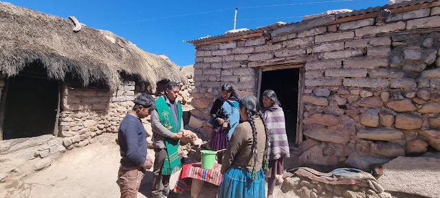 Nachdem wir die Eucharistie gefeiert und Schulmaterial verteilt hatten, besuchten wir einige Familien, um ihre Häuser zu segnen. Llavisa, Potosi – Bolivien