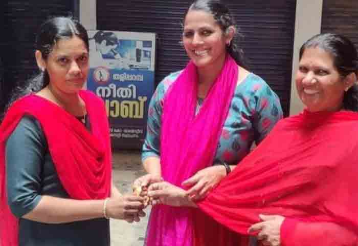 Kannur, News, Kerala, Gold, Women, Gold ornament handed over to owner.