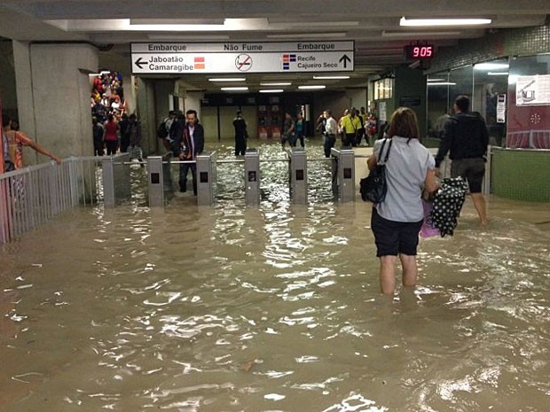 Chuva forte no Recife alaga estação de metrô e ruas pela capital pernambucana