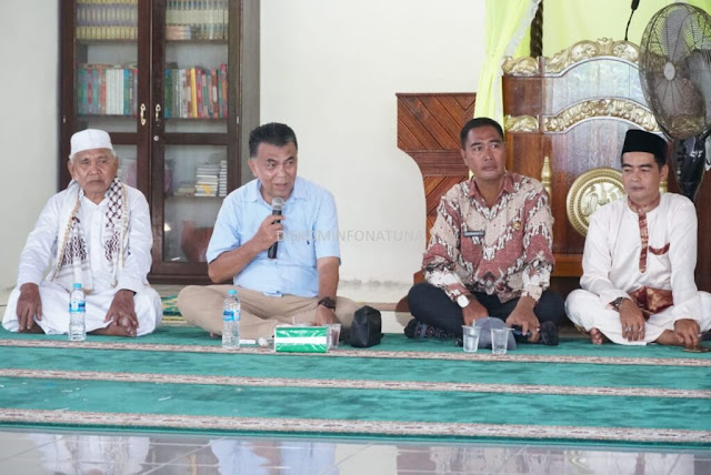 Bupati Natuna Menyerahkan Bantuan untuk Mesjid Jami Al Ashor Batu Berian