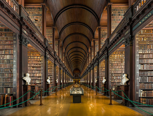 A belíssima Biblioteca do Trinity College em Dublin com  300 anos de idade e mais de 200.000 livros