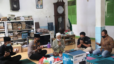 Tim Warung Jum'at Polda Banten Salurkan Paket Sembako ke Ponpes Raudatul Ulum