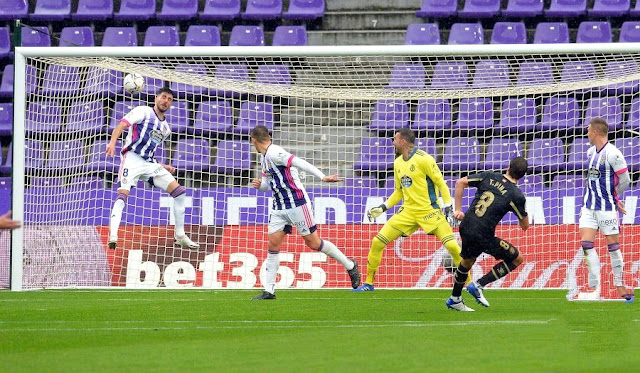 Tomás Pina marca el primer gol del Alavés. Kike Pérez, a pesar de su salto, no consigue alcanzar la pelota. REAL VALLADOLID C. F. 0 DEPORTIVO ALAVÉS 2. 25/10/2020. Campeonato de Liga de 1ª División, jornada 7. Valladolid, estadio José Zorrilla.