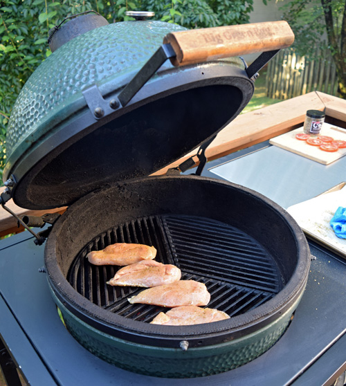 Grilling chicken on a Big Green Egg