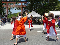 笛や鉦、太鼓の音とともに氏子地域の社家の建ち並ぶ沿道を踊りながら練り歩いた。