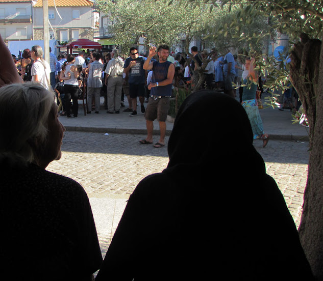 Senhoras de Sendim a observar os jovens na aldeia