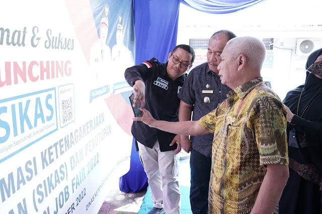 Dengan Menscan Barcode Bupati Asahan Launching Aplikasi SIKAS dan Tutup Virtual Asahan Job Fair 2022