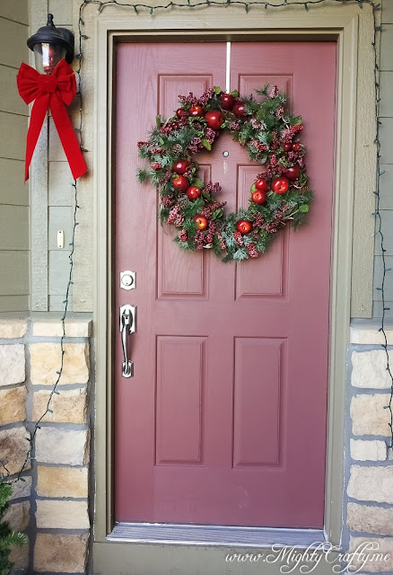 My Easy Updated Christmas Wreath -- www.MightyCrafty.me