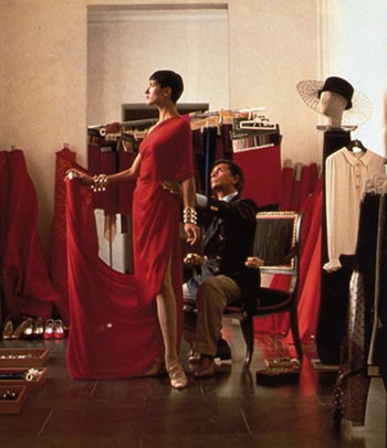 valentino_in_the_haute_couture_atelier_1990