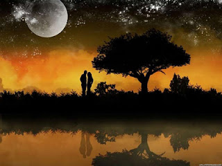 Imagen de una pareja bajo la luz de la Luna