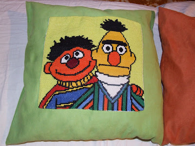 cross stitch pillow bert and ernie poduszka wzór krzyżykowy