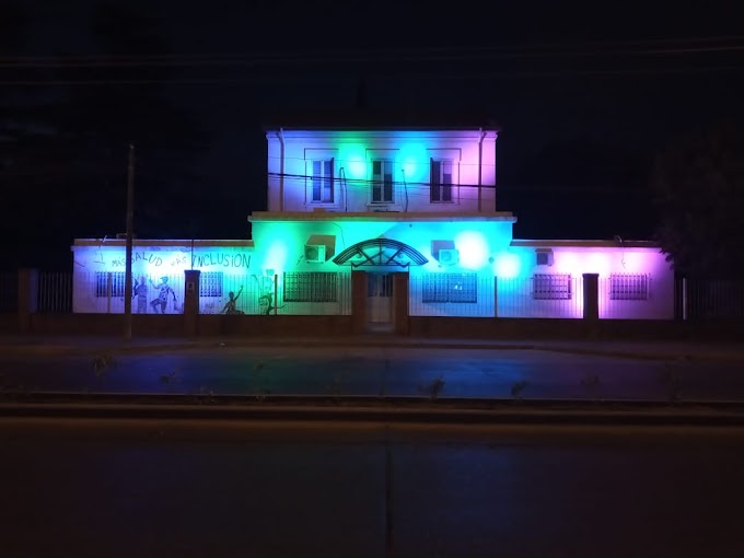 Anoche se iluminó el frente de la Secretaria de Salud Municipal para concientizar de enfermedades raras