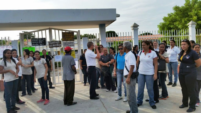 docentes-y-obrero-de-la-escuela-eloy-parraga-villamarin-en-la-villa