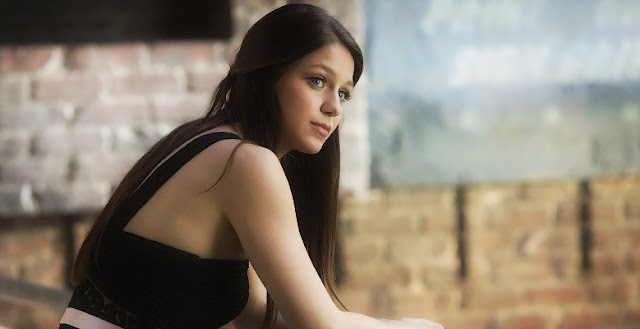 Supergirl actress Melissa benoist hot sexy pics tv serial