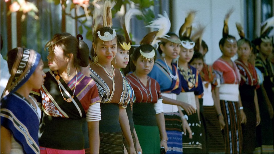 Mengenal Jenis Pakaian Adat Perempuan Maluku tahuribabunyi