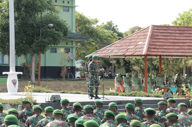 Agus Rohman Berikan Pengarahan Kepada Anggota Korum dan Persit Yonif 734SNS.lelemuku.com.jpg