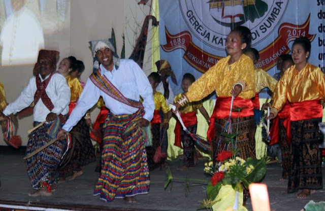 Sebutkan Nama Tarian Asal  Daerah  Dan Properti Utama Yang 