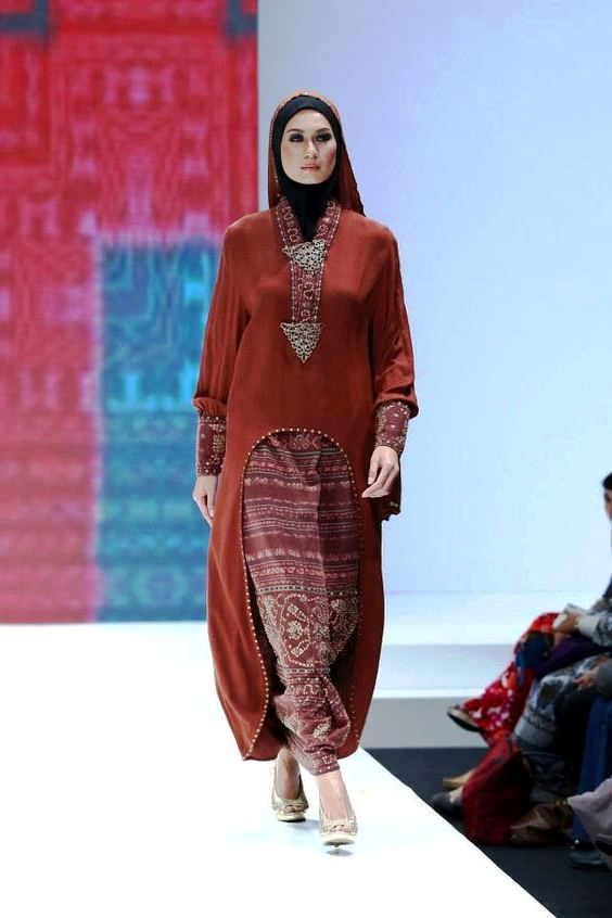  21 model  baju batik  pesta  untuk wanita  muslim modern 