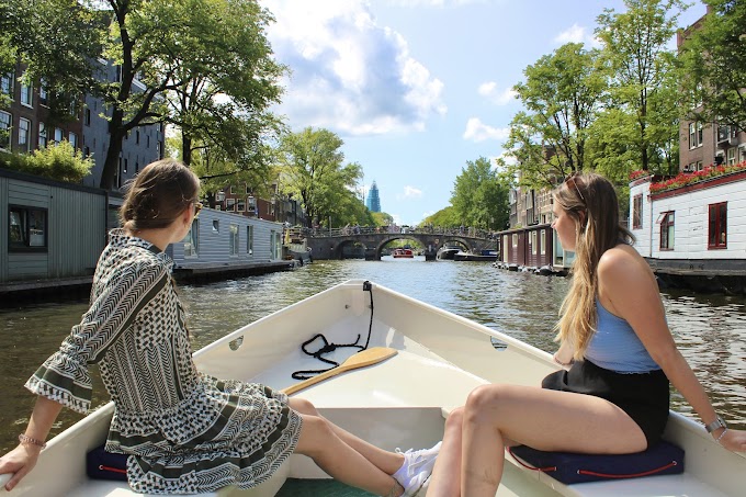 Zelf varen door Amsterdam met een sloep van Eco Boats Amsterdam