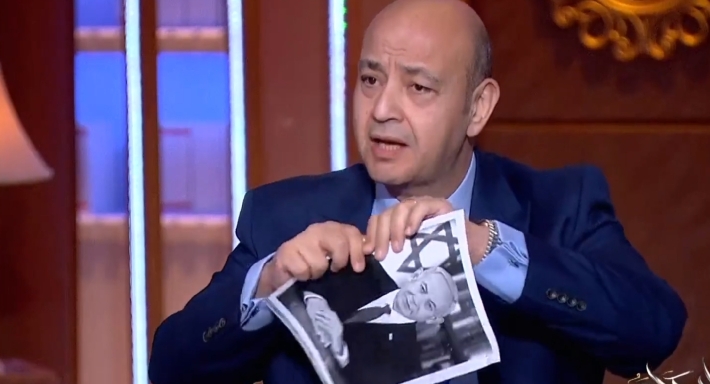 Amr Adeeb's Bold Statement on Live TV: Tearing Netanyahu's Photo as a Symbolic Gesture In a powerful display of political expression, popular Egyptian TV presenter Amr Adeeb, during a recent episode of his show "Al Hekaya" on MBC Egypt, tore up a picture of Israeli Prime Minister Benjamin Netanyahu on air. This act was part of a conversation with presidential candidate Farid Zahran, who initiated the gesture to denounce Netanyahu's policies.