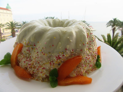 Cake wreath with apricots