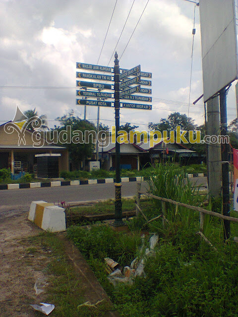 tiang penunjuk jalan