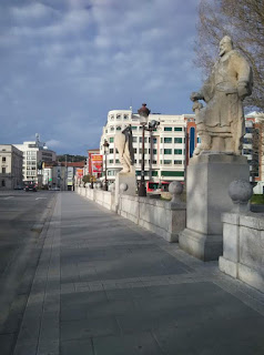 Puente que conecta el forum evolution con el centro de Burgos