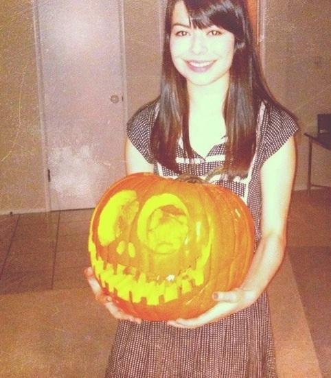 miranda cosgrove disfrazo colegiala halloween 1