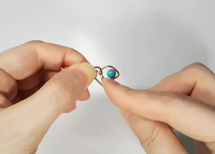 ケルトノットペンダントの作り方 step7：ワイヤーの端を固定する