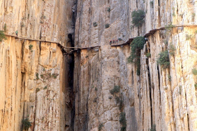 The walkway is 3 feet and 3 inches (one meter) in width, and rises over 350 feet 100 meters) above the river below.