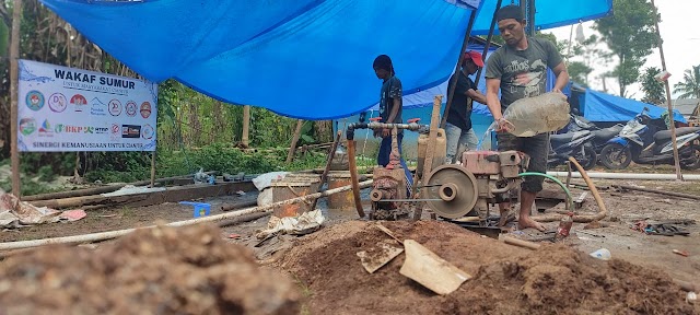 Wakaf Sumur Bor Untuk Mendapatkan Air Bersih Bagi Masyarakat