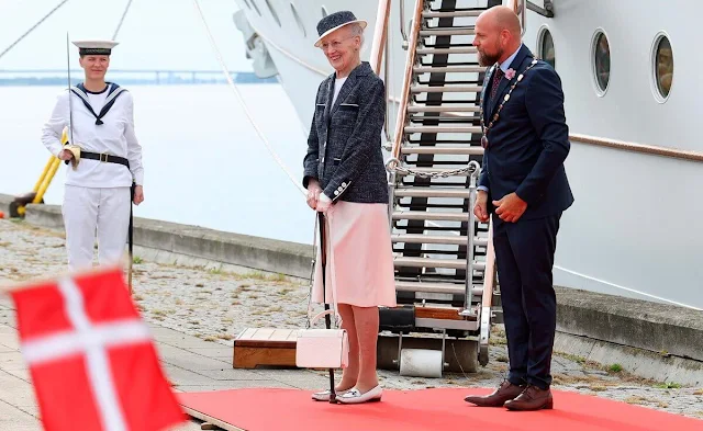 The Queen was welcomed by Mayor Mikael Smed of Vordingborg. Platinum, sapphires and diamonds anchor brooch