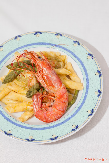 Garganelli con asparagi, gamberoni e scorzette di limoni