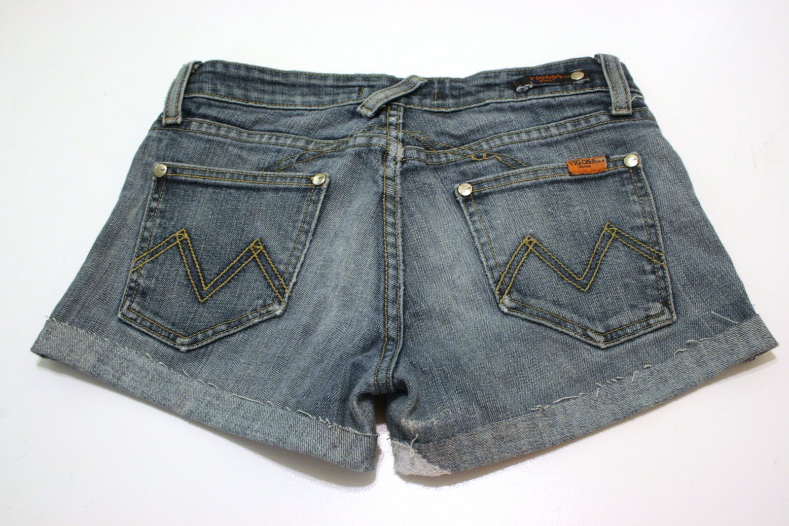 DIY, HOW TO MAKE 90s HIGH WAISTED CUFFED SHORTS FROM MOM JEANS