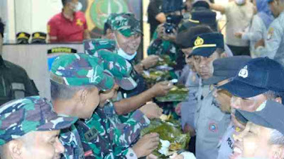 Hari Bhayangkara ke 76 Polsek Cengkareng Mendapatkan Suprise dari Koramil 04 Cengkareng dan Camat Cengkareng