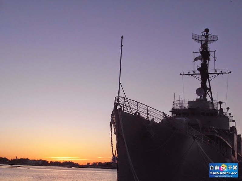 夕陽拍安平德陽艦