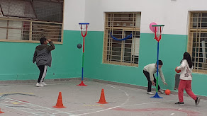 Foto 9: Alumnos jugando al basket.