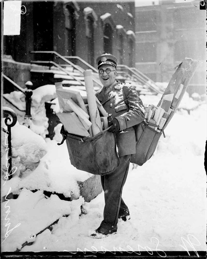 60 Inspiring Historic Pictures That Will Make You Laugh And Cry - Mailman Poses With His Heavy Load Of Christmas Mail And Parcels, Chicago, 1929
