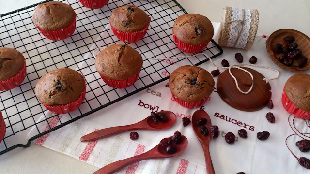 Muffins de canela y frutos rojos. Receta adaptada de Lorraine Pascale. Desayuno, merienda, postre. Sanos, saludables, healthy. Con horno. Cuca