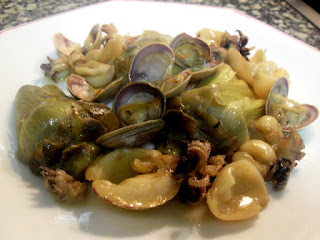 Guiso de alcachofas con sepias pequeñas y almejas