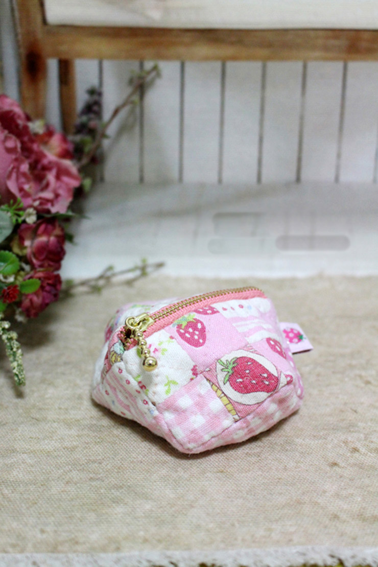 Make an easy patchwork pouch with our sewing Tutorial in Pictures.