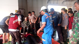 Polres Cilegon Polda Banten Bantu Evakuasi korban Terbakarnya KMP Royce 1