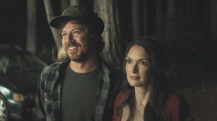 John Gallagher Jr. e Winona Ryder como Max e Kath no filme 'Perdidos na Noite', de Eli Horowitz