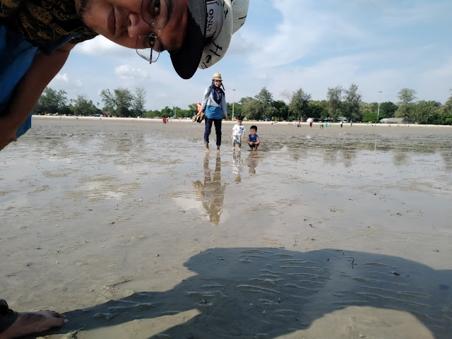 selfie di tengah laut surut pantai morib