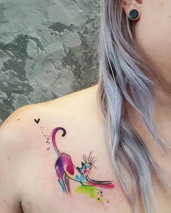 Un tatuaje debajo de la clavicula