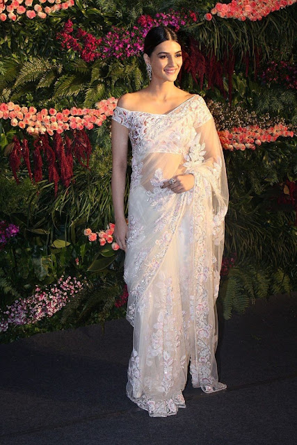 Kriti Sanon Beautiful Saree Photo at Virat Kohli and Anushka Sharma Reception