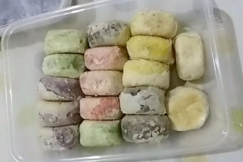 Bakpia adalah salah satu kue tradisional yang berasal dari Yogyakarta dan menjadi hidangan favorit di Indonesia. Kue ini terkenal dengan kulitnya yang tipis dan isian yang lezat. Dalam artikel ini, kami akan membagikan 5 resep berbeda untuk membuat bakpia yang beragam rasa dan isian. Mari kita mulai!