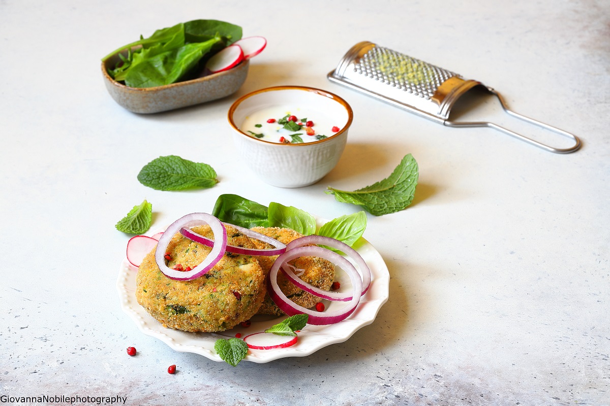 Polpette di zucchine, patate, feta e cipolle