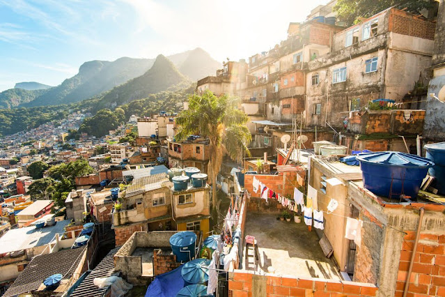 A história da Rocinha, maior favela do Brasil durante muito tempo.