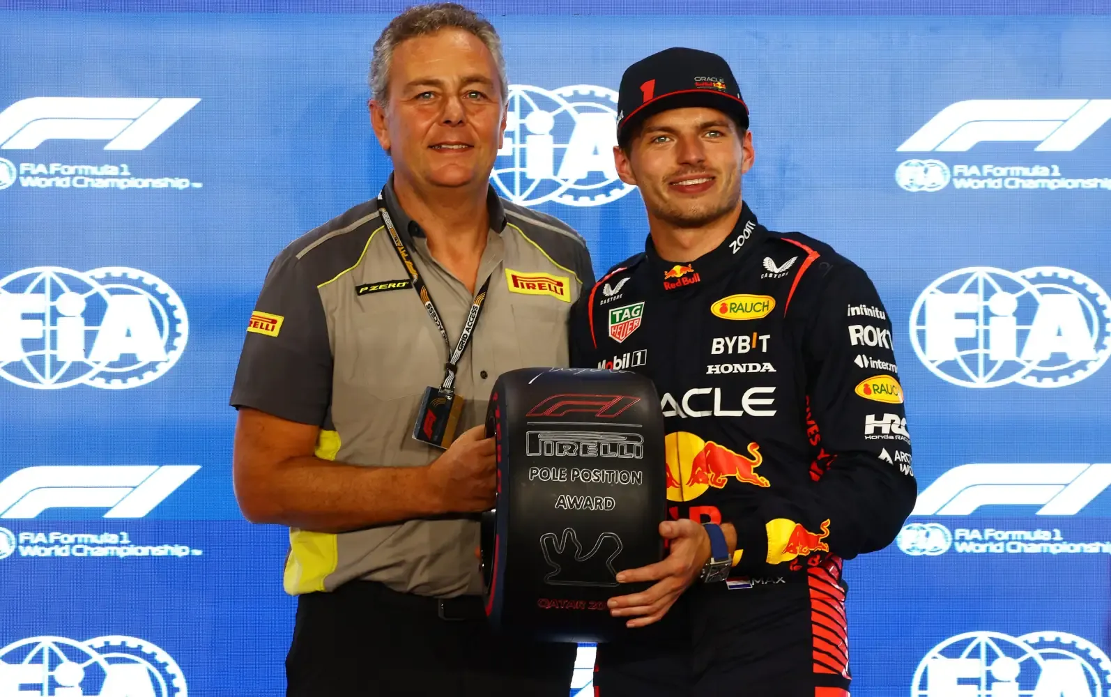 Mario Isola e Max Verstappen con la gomma Pirelli